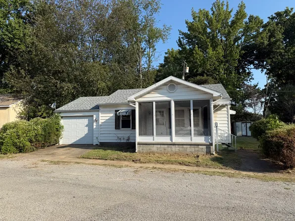 6 C Ln, Herrin, IL 62948