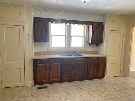 4th image of 211 Fairview St