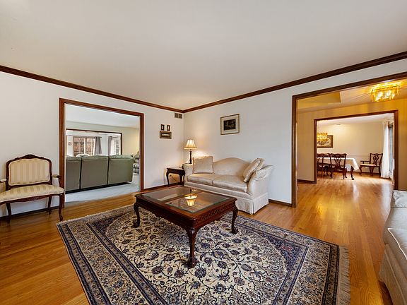 4th image of 517 Forest Mews Dr