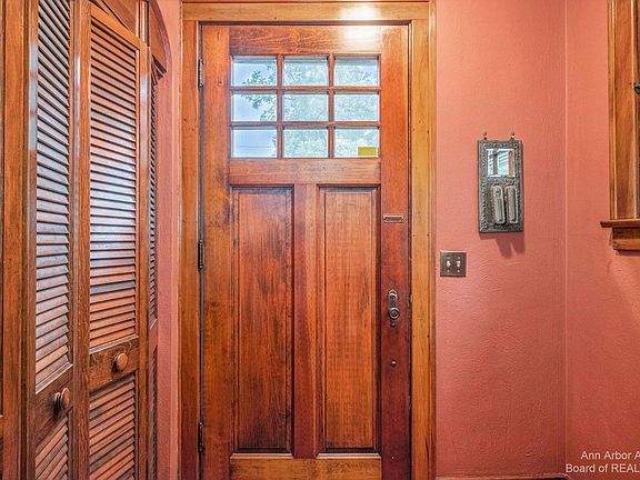 2nd image of 905 Woods Dr