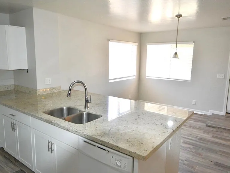 815 E Mountain View Rd — Photo 7