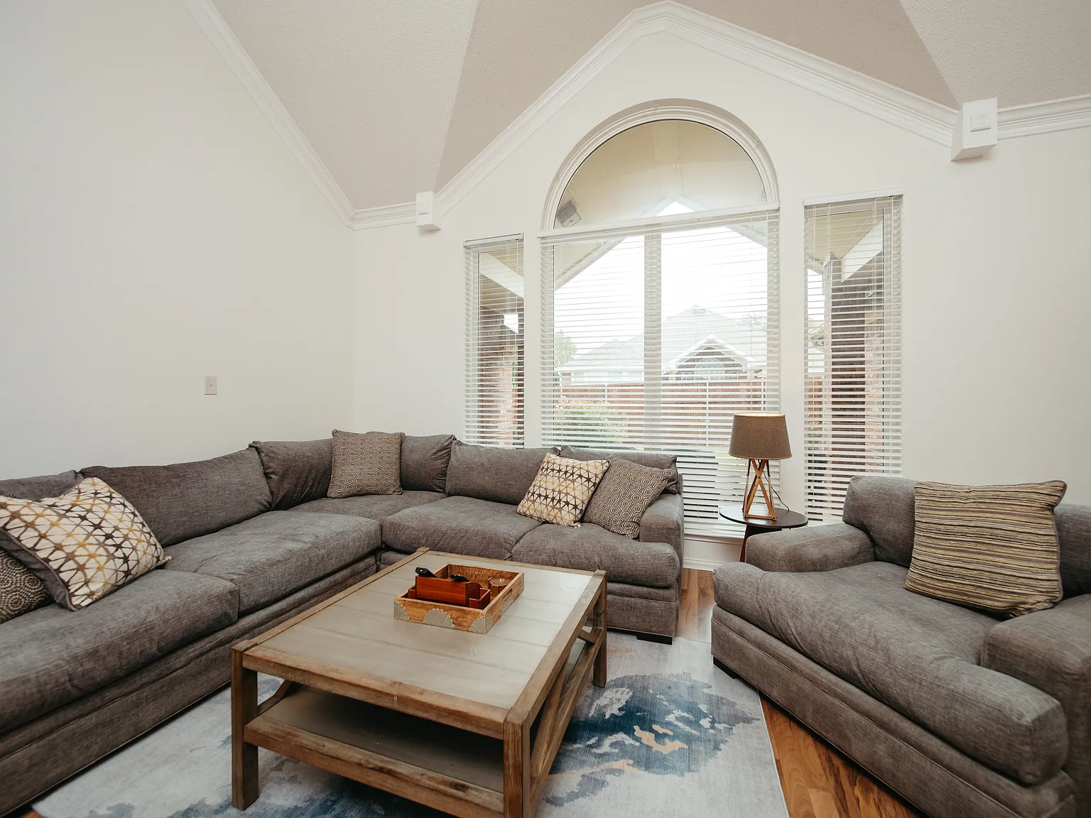 4 bed, 2251 sqft, $8,400 — Photo 4
