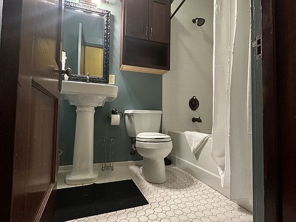 5th image of 2403 2nd Ave N APT 2