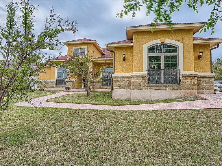 15207 Nightingale Ln — Photo 4