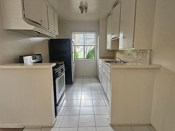 2nd image of 743 N Sycamore Ave #5