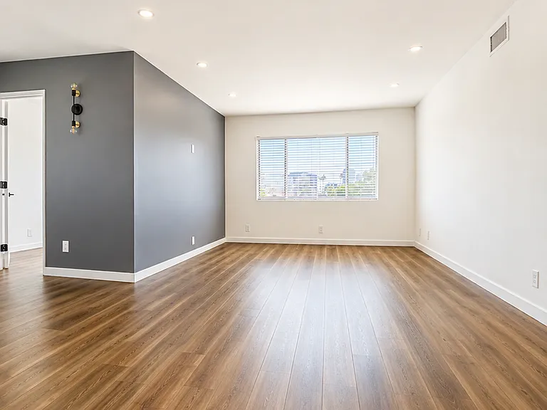 212 S Arnaz Dr — Photo 16