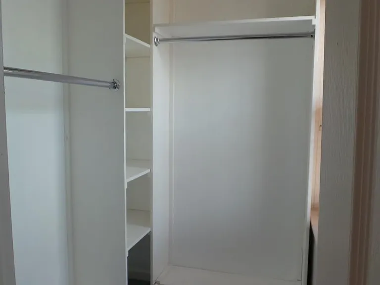 Bedroom 5 - Closet