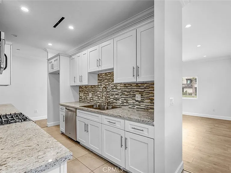 6711 Clybourn Ave — Photo 17