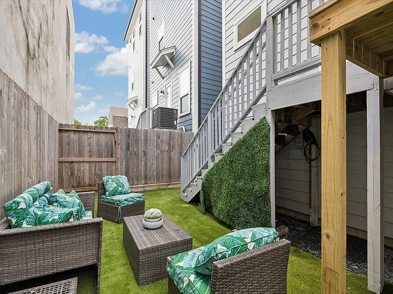 1232 W 21st St — Photo 28
