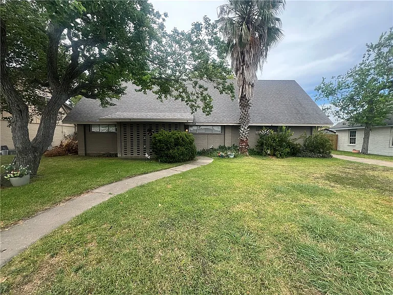 112 Driftwood Dr — Photo 1