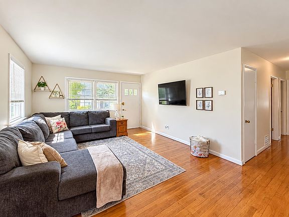 5th image of 121 Fraser Ln