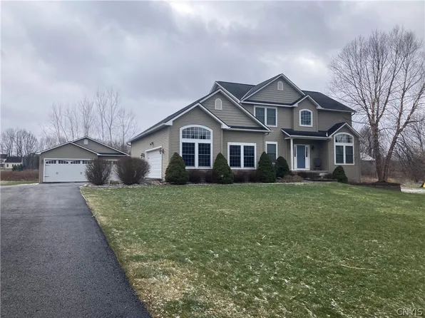 135 Snowflake Cir, Camillus, NY 13031