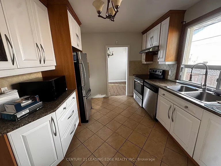409 Paliser Cres S — Photo 3