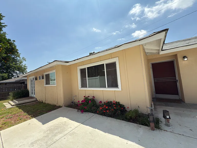 4835 Fiesta Ave — Photo 2