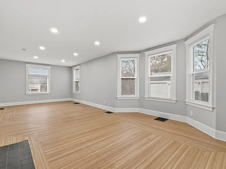 2978 Wardall Ave — Photo 30