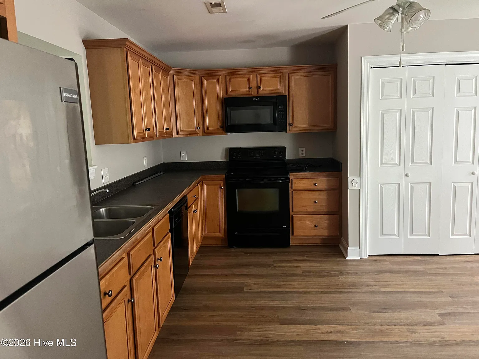 3 bed, 2.5 bath, 1584 sqft, $1,600 — Photo 4