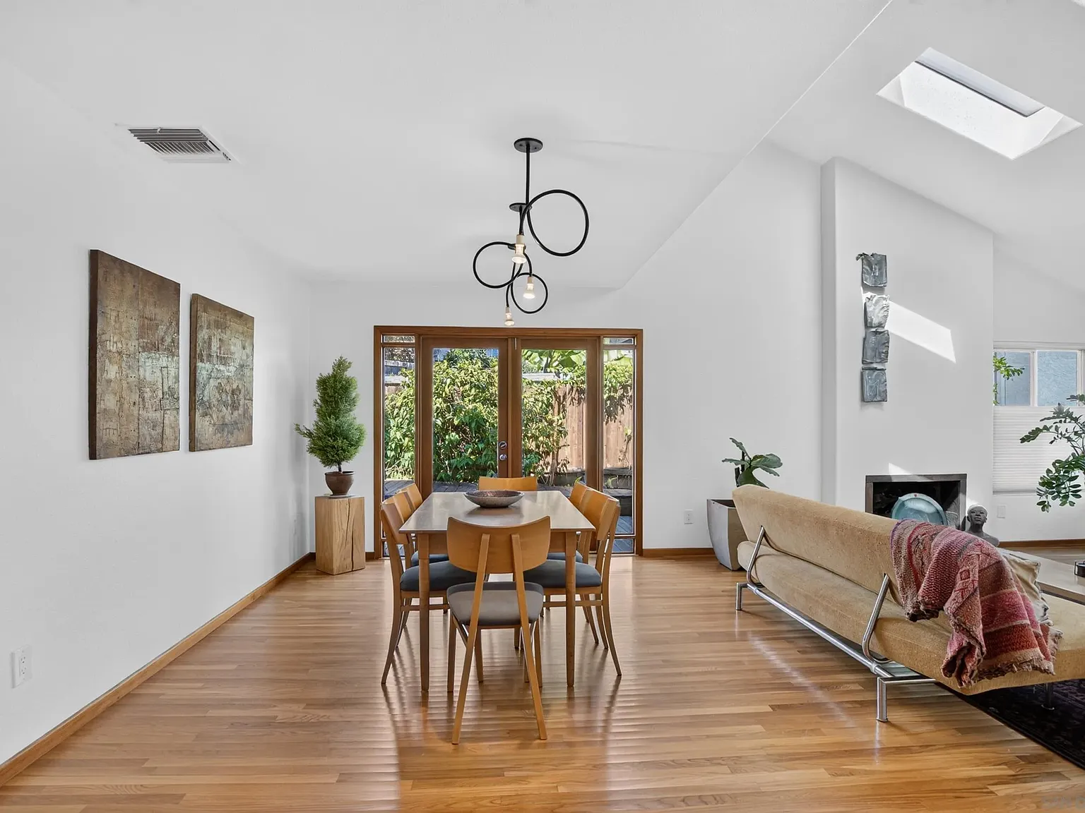 2 bed, 2.0 bath, 2000 sqft, $5,900 — Photo 3