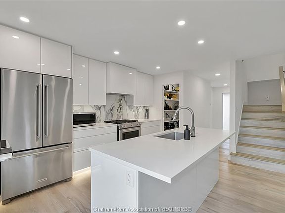 3rd image of 15 Churchill Park Rd