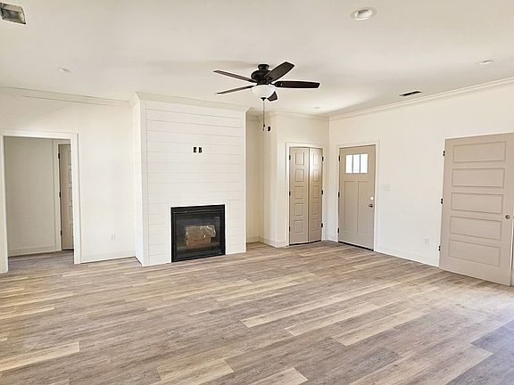 3rd image of 104 Stornoway Dr