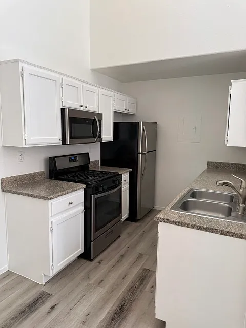 3 bed, 2.5 bath, 1200 sqft, $1,874 — Photo 3