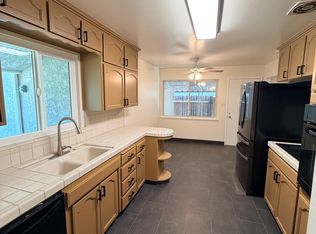 4002 E Hampton Way, Fresno, CA 93726