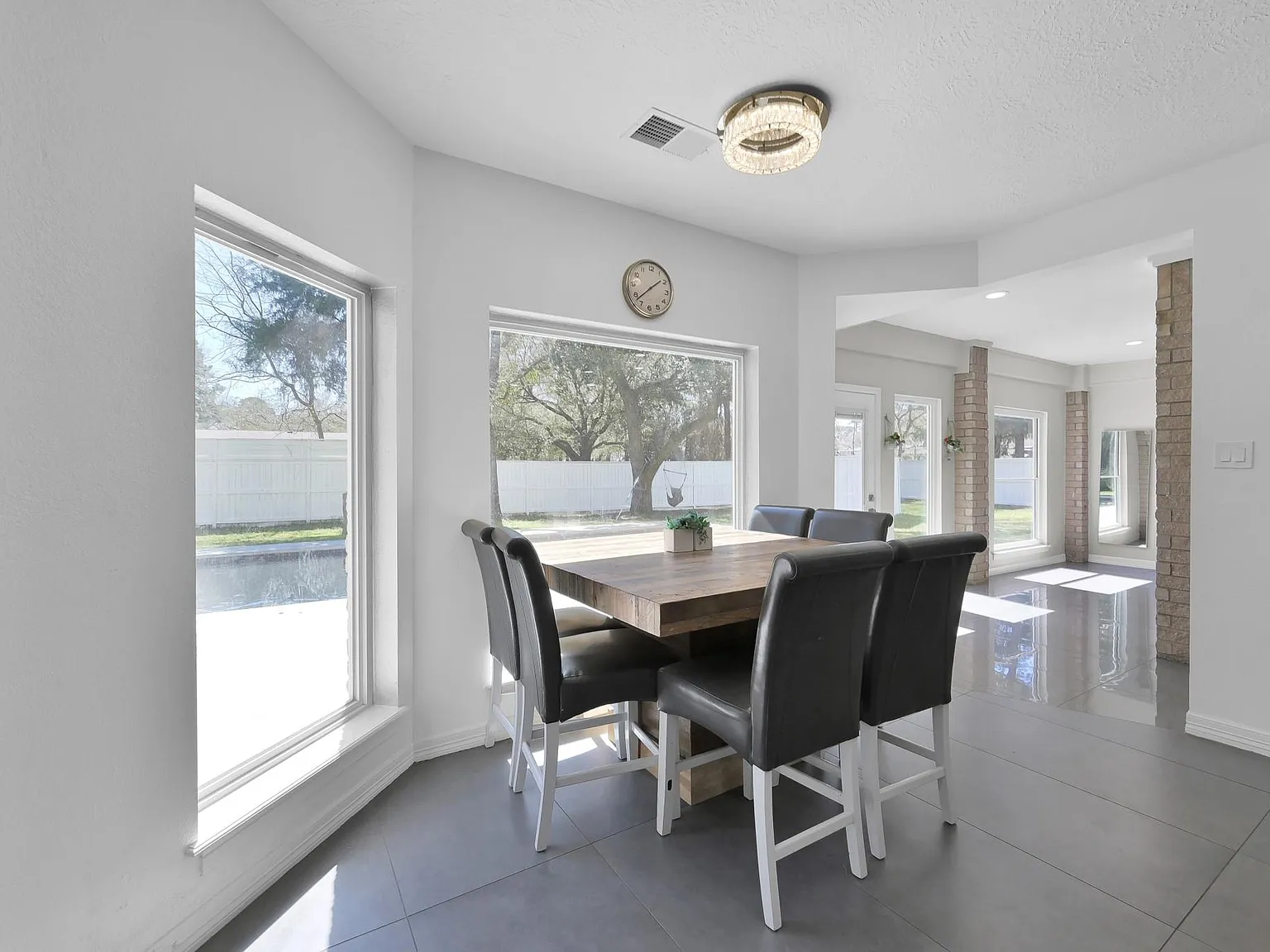 4 bed, 2.5 bath, 3000 sqft, $4,500 — Photo 2