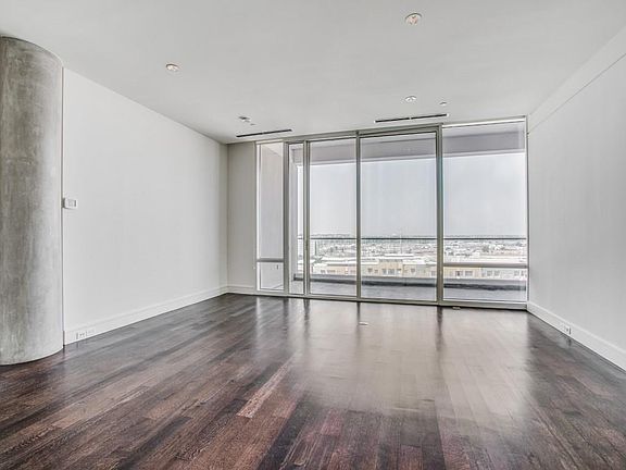 4th image of 2408 Victory Park Ln APT 840