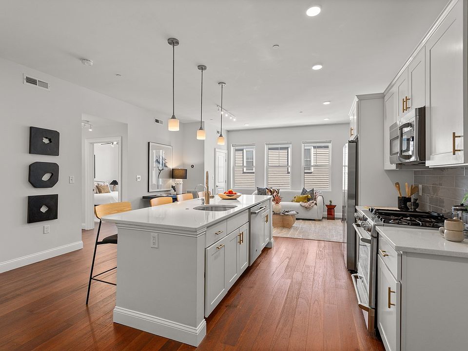 1st image of 170 W Broadway #310