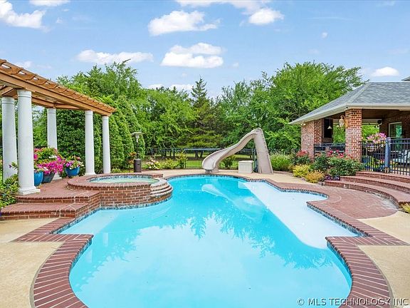 3rd image of 3419 Castle Ct