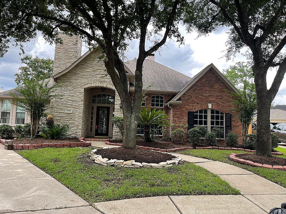 Front View From Cul-De-Sac