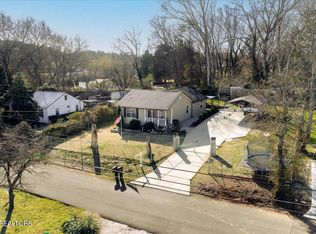 2201 Paris Rd, Knoxville, TN 37912