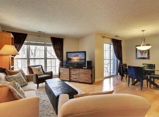 6030 Chasewood Pkwy, Hopkins, MN 55343