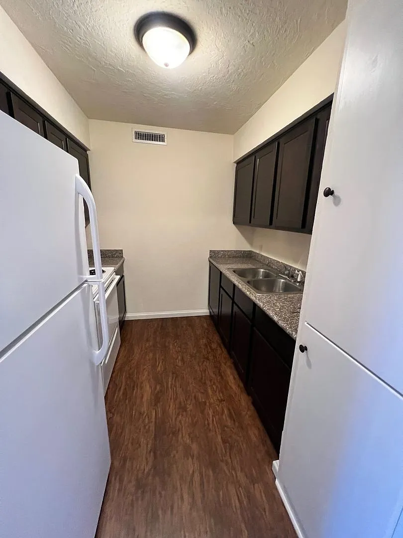 Renaissance Park Apartments — Photo 3