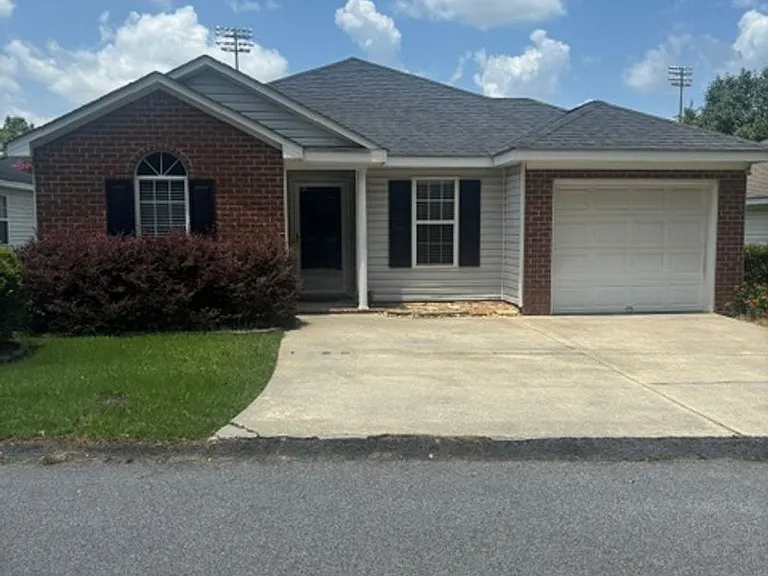 1014 Grasmere Dr — Photo 1