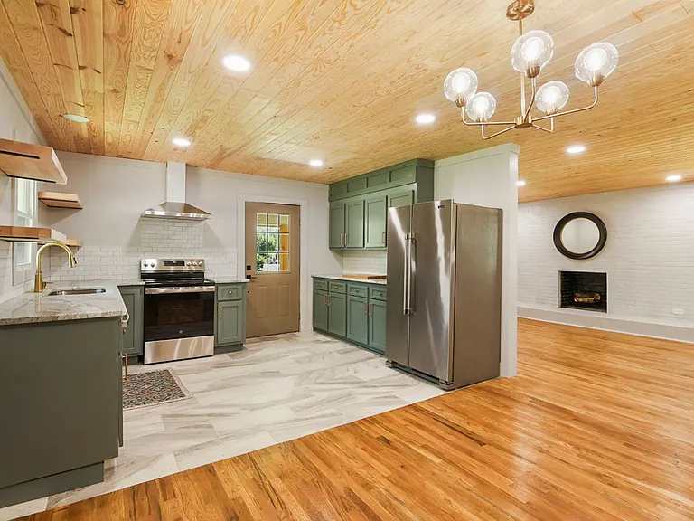 614 Holland Ct SW — Photo 8