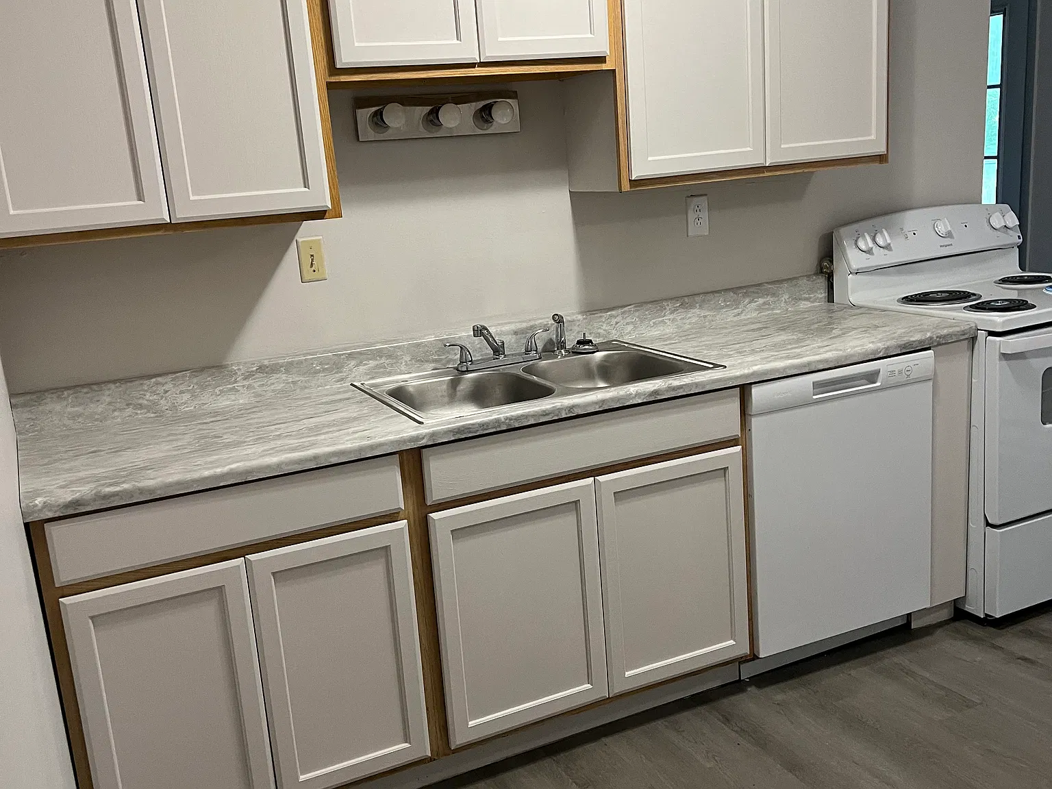 3 bed, 1.5 bath, 988 sqft, $1,275 — Photo 3