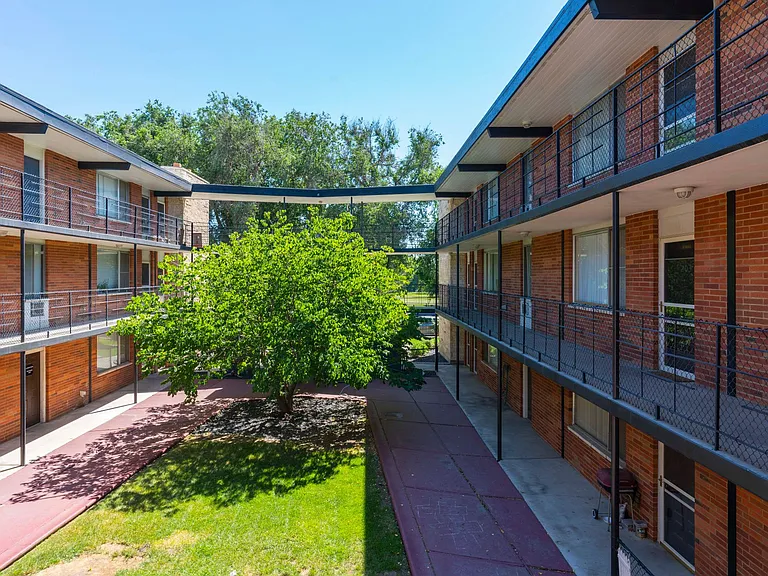 Dolphin Apartments: Leasing Specials! Great location in Kennewick — Photo 39
