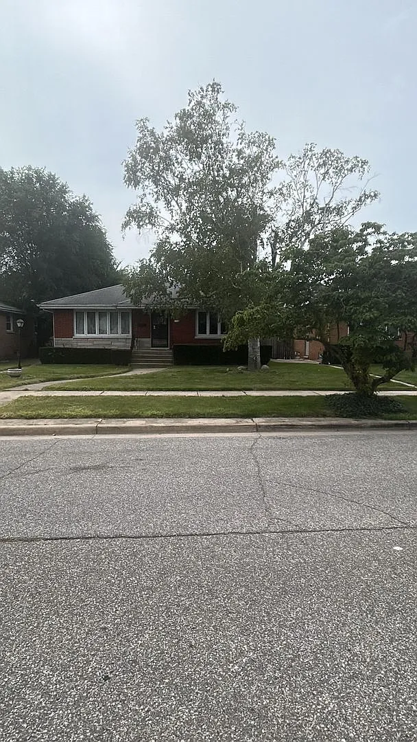 5-Bed 2-Bath Single Family Home In Hammond, Indiana | Voucher Friendly — Photo 3
