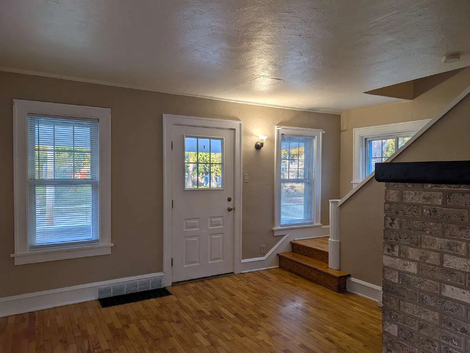 2 bed, 1.0 bath, $1,450 — Photo 2