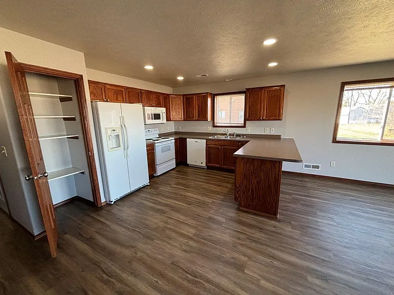 Ideal Twinhomes — Photo 12