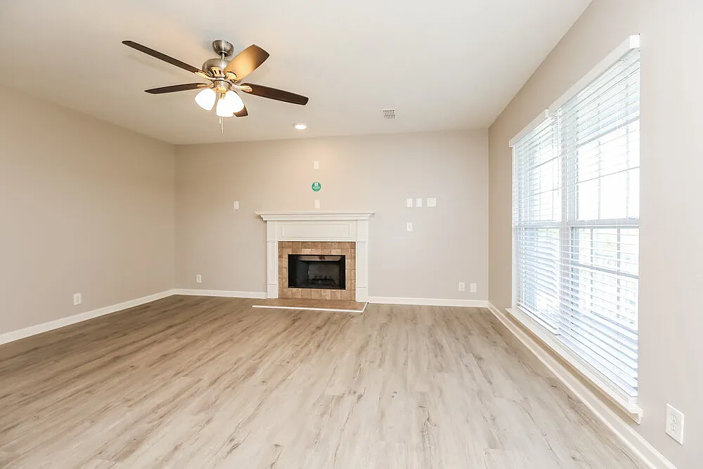 3 bed, 2.5 bath, 1559 sqft, $2,130 — Photo 4