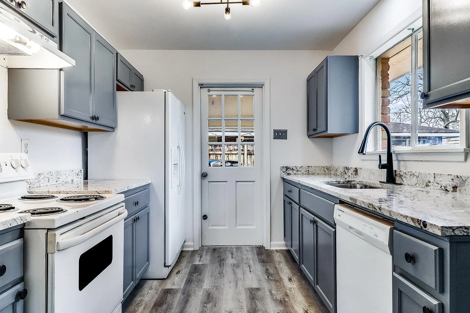 3 bed, 1.5 bath, 1400 sqft, $1,650 — Photo 2
