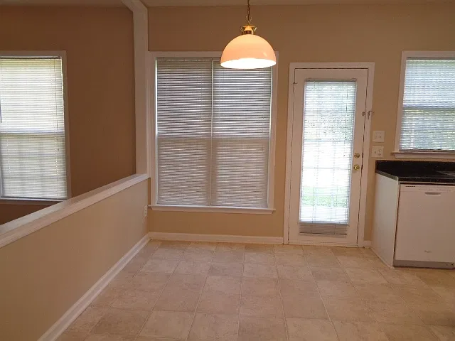 4 bed, 2.5 bath, 2020 sqft, $2,505 — Photo 2