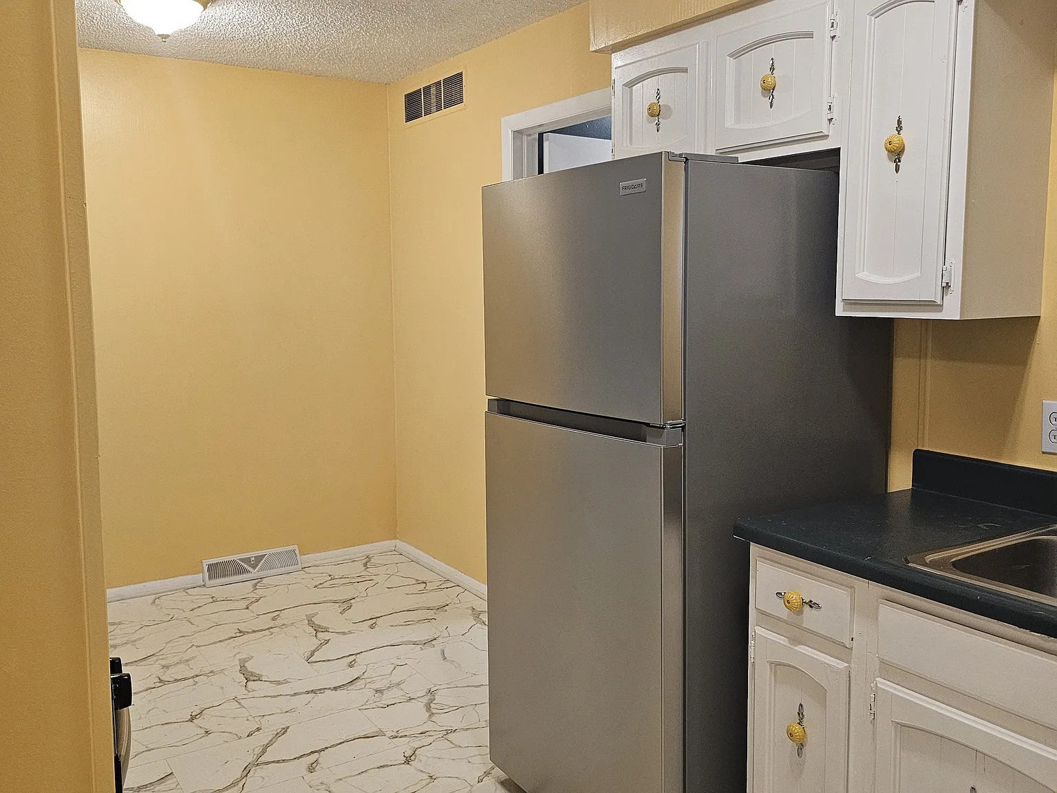 1 bed, 900 sqft, $1,100 — Photo 3