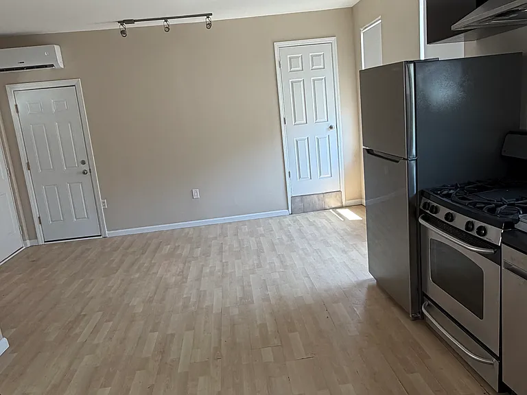 1932 S Carpenter St #2R — Photo 2
