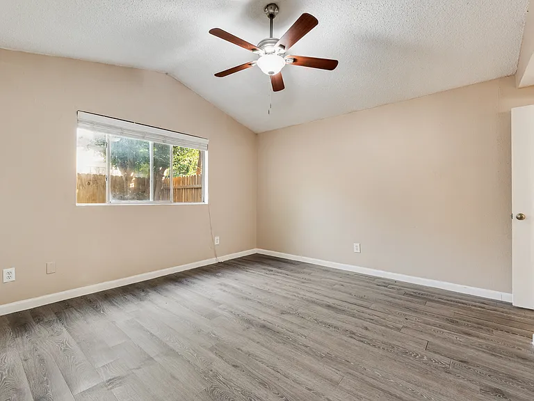 7204 Shadow Bend Dr — Photo 21