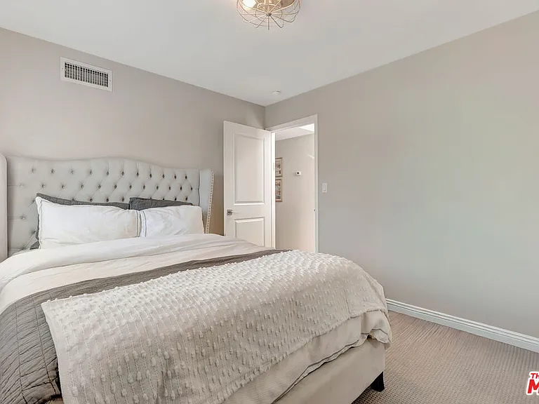 4952 Placidia Ave — Photo 21