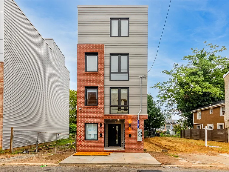 1515 W Stiles St #22 — Photo 8