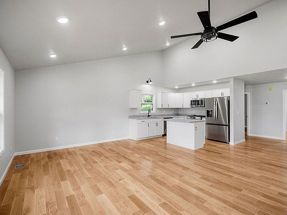 5th image of 658 N Edgewood Dr