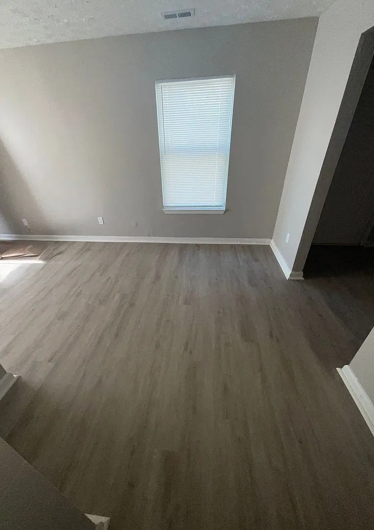 4 bedroom 2 bath Single Home — Photo 3